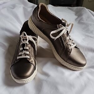 Clarks Caroline Janna sneaker in bronze leather size 10.